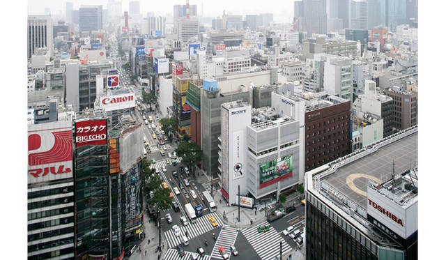<strong>「天井のシェリー」</strong> 2006 Chéri in the sky (The Pyrotechnician, Atelier Gilod-Ezzoubir), Exhibition at Maison Hermès 8F Le Forum Tokyo, Japan<br />© Nacása & Partners Inc., Courtesy of Hermès Japon