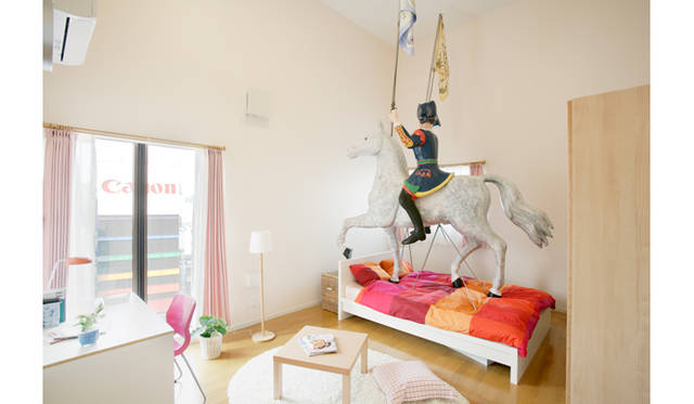 <strong>「天井のシェリー」</strong> 2006 Chéri in the sky (The Pyrotechnician, Atelier Gilod-Ezzoubir), Exhibition at Maison Hermès 8F Le Forum Tokyo, Japan<br />© Nacása & Partners Inc., Courtesy of Hermès Japon