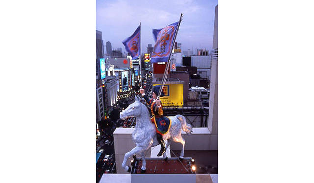 <strong>「天井のシェリー」</strong>が取り囲んでいた石像のモニュメント<br />2006 Chéri in the sky (The Pyrotechnician, Atelier Gilod-Ezzoubir), Exhibition at Maison Hermès 8F Le Forum Tokyo, Japan<br />©Michel Denancé, Courtesy of Hermès Japon