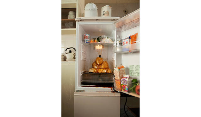 2009年のあいちトリエンナーレに出展した作品<strong>「豆腐の仏陀と、醤油の後光ー極楽浄土」</strong><br />西野達 豆腐の仏陀と、醤油の後光ー極楽浄土, 2009, Cプリント, h.164 × w.120 cm, Courtesy of the artist and ARATANIURANO