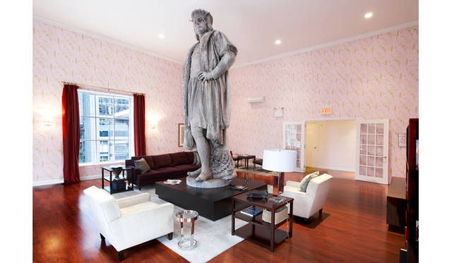 西野氏の最新作は<strong>「ディスカバリング・コロンブス」</strong>。2012年9月下旬から約2カ月半、ニューヨークの街に高くそびえるコロンブス像の周りを、すっぽりと覆って“居間”に仕立てた作品だ<br />Tatzu Nishi Discovering Columbus<br />Photo: Go Sugimoto, Courtesy of the artist and ARATANIURANO