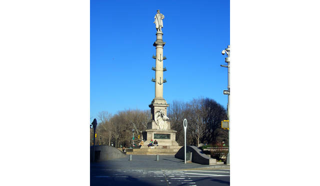 <strong>「ディスカバリング・コロンブス」</strong>が取り囲んでいたコロンブス像<br />Tatzu Nishi Discovering Columbus<br />Photo: Tatzu Nishi, Courtesy of the artist and ARATANIURANO