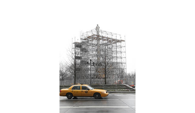 <strong>「ディスカバリング・コロンブス」</strong> コロンブス像はかなり高い位置に建っているため、ふつうに歩いていたら、よほど上を見あげない限り目に入らない