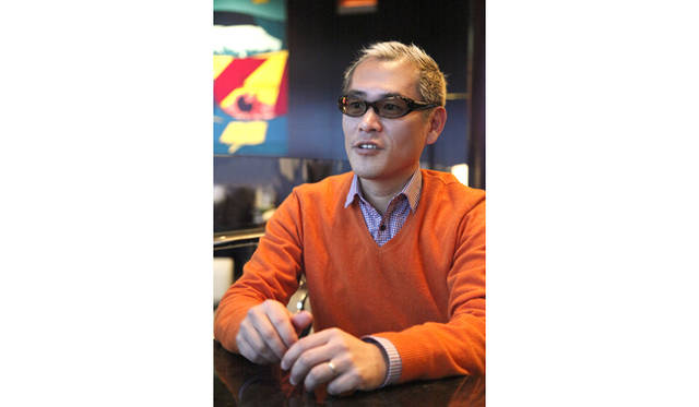 「俺の作っているものは、ミニマルなんだよ。まず部屋を作るときには、その国の平均的な部屋を想定して作る。モニュメントに手を加えるわけでもない。つまりミニマルな内装なんだ」