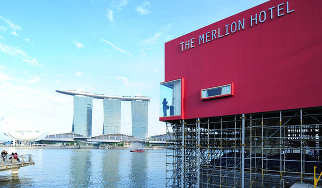 <strong>「マーライオン・ホテル」</strong><br />Tatzu Nishi The Merlion Hotel, 2011, Marina Bay, Singapore<br />Photo: Yusuke Hattori, Courtesy of the artist and ARATANIURANO