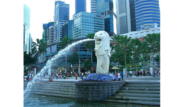<strong>「マーライオン・ホテル」</strong>が取り囲んでいたのは、かの有名なマーライオン<br />Tatzu Nishi The Merlion Hotel, 2011, Marina Bay, Singapore<br />Photo: Tatzu Nishi, Courtesy of the artist and ARATANIURANO