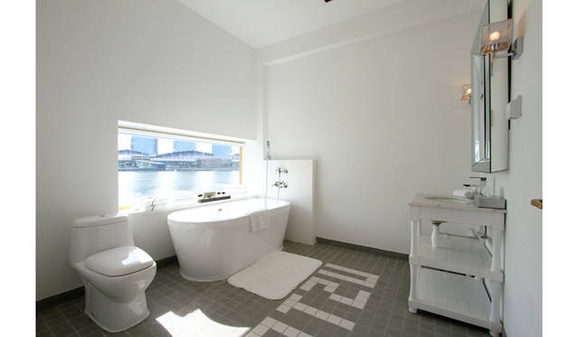 <strong>「マーライオン・ホテル」</strong> Tatzu Nishi The Merlion Hotel, 2011, Marina Bay, Singapore<br />Photo: SIngapore Biennale Office, Courtesy of the artist and ARATANIURAN