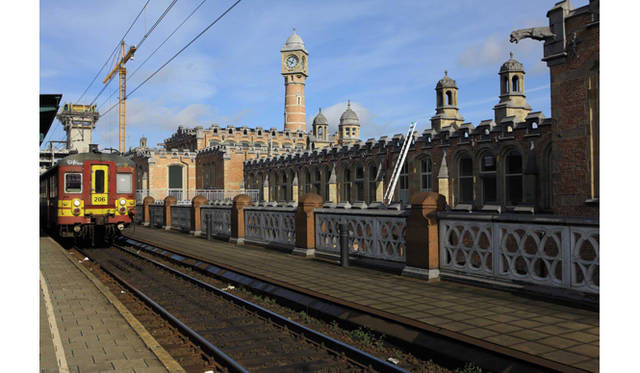 2012年、ニューヨークで行われた「ディスカバリング・コロンブス」の前に手がけたのが、オーストリア・ゲントにそびえる駅舎の時計をホテルにした<strong>「Hotel Gent」</strong>だ<br />Tatzu Nishi alias Tazu Rous, Hotel Gent, 2012<br />Photo: Dirk Pauwels, Courtesy of the artist and ARATANIURANO