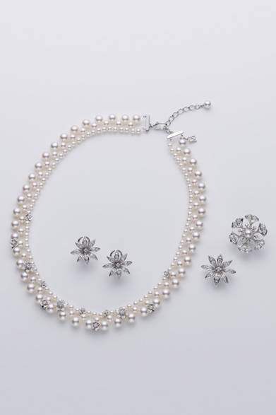 <strong>MIKIMOTO｜ミキモト</strong>　ジュエリーセット（ネックレス、ピンブローチ、ペンダントトップ兼ピンブローチ、イヤリング<もしくはピアス>）[アコヤ真珠/ダイヤモンド/K18WG]　136万5000円