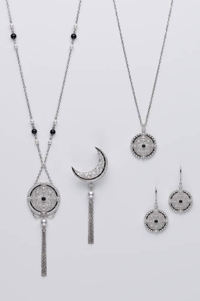 <strong>MIKIMOTO｜ミキモト</strong>　ジュエリーセット（ペンダント2点、ブローチ、ピアス<もしくはイヤリング>）[アコヤ真珠/オニキス/七宝/ダイヤモンド/K18WG]　168万円