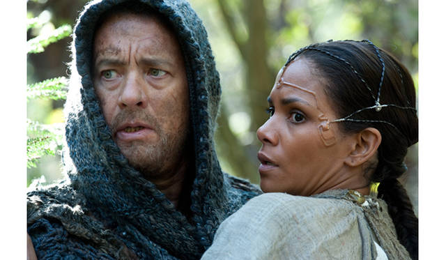 <strong>MOVIE｜『クラウド・アトラス』</strong>　過去から未来へ、同じ魂をもつ複数の人物を演じ分けた名優トム・ハンクス（左）とハル・ベリー　© 2012 Warner Bros. Entertainment.  All rights reserved.