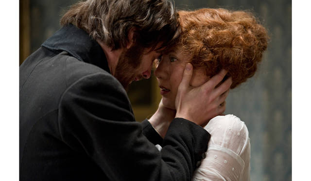 <strong>MOVIE｜『クラウド・アトラス』</strong>　理想に燃える若き弁護士アダム・ユーイ ングを演じたジム・スタージェス（左）と、彼の最愛の妻ティルダとして西洋人に変身した韓国人女優のペ・ドゥナ　© 2012 Warner Bros. Entertainment.  All rights reserved.