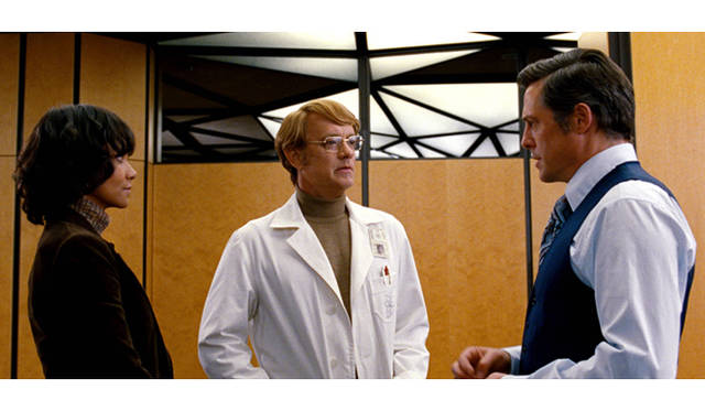 <strong>MOVIE｜『クラウド・アトラス』</strong>　1973年のストーリーで中心人物となるのは、ハル・ベリー（左）が演じるジャーナリストのルイサ・レ イ。彼女は原子力発電所での企業汚職を暴こうとし、ヒュー・グラント（右）扮する 発電所の二枚舌の社長ロイド・フックスと争うことに。トム・ハンクス扮する発電所の従業員アイザック・サックスは、彼女の調査に協力する　© 2012 Warner Bros. Entertainment.  All rights reserved.