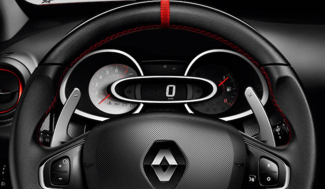 ハンドルにはセンターが認知しやすいよう、赤いステッチが付けられる。シフト操作用のパドルは金属製だ。