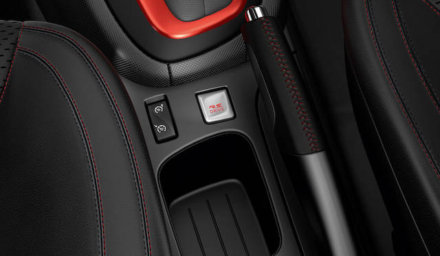 ノーマル、スポーツ、レースの3つの走行モードを選択する「R.S.ドライブ」は、中央のボタンで変更する