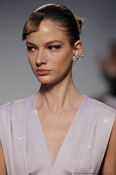 先日おこなわれた「タクーン」の2013秋冬NYコレクションに、タサキがこのランウェイのために特別に制作したジュエリーが登場。コレクションという華やかな舞台にも負けないほど、耳元で抜群の存在感を放つ輝かしいジュエリーは必見。<br /><br />TASAKI<br />Tel. 03-3289-1184