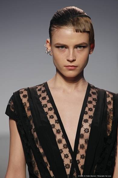 先日おこなわれた「タクーン」の2013秋冬NYコレクションに、タサキがこのランウェイのために特別に制作したジュエリーが登場。コレクションという華やかな舞台にも負けないほど、耳元で抜群の存在感を放つ輝かしいジュエリーは必見。<br /><br />TASAKI<br />Tel. 03-3289-1184