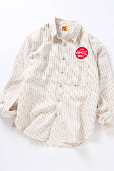 <strong>BEAMS｜ビームス</strong>　「COCA-COLA×HUMAN MADE×BEAMS」コレクション　1940年代のワークシャツのスタイルを意識した左右非対称ポケットなどのデザインが特徴。ポケットをステッチで描いているのも「HUMAN MADE」らしい“ひねり”で、シャツの運針数や巻き縫い巾、着丈のバランスなどはビンテージワークシャツを忠実に再現。ワークシャツ3万4440円