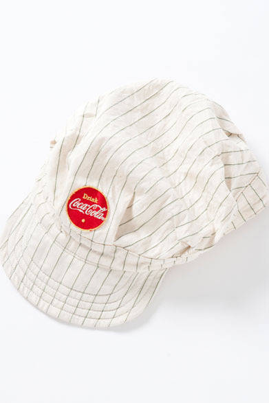 <strong>BEAMS｜ビームス</strong>　「COCA-COLA×HUMAN MADE×BEAMS」コレクション　「Coca-Cola」を輸送するアメリカの鉄道機関士が着用するイメージ。レイルロードキャップ1万290円