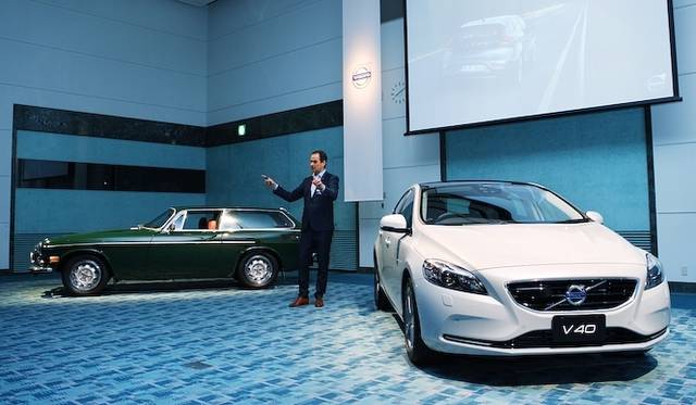 新型であるV40には1970年代初頭のボルボのステーションワゴン「P180SE」（写真奥）のものを受け継いだ、リヤドアハンドル付近で立ち上がるショルダーラインがあたえられている