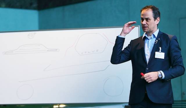 ワイド＆ローを強調するフロントグリル下のグリルのデザイン、後方でキックアップするショルダーライン、6角形のハッチゲートと、V40のデザイン上の特徴を図解