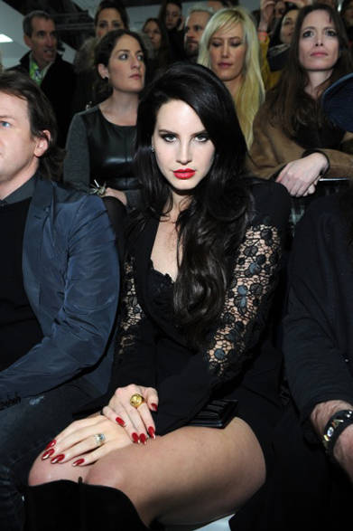<strong>LANA DEL REY｜ラナ・デル・レイ</strong><br /><br />2013年2月22日（金）、ミラノで開催されたヴェルサーチの2013年秋冬コレクションで、ラナ・デル・レイをキャッチ！