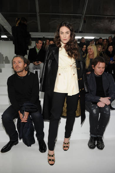 <strong>Tallulah Harlech｜タルラ・ハーレック</strong><br /><br />モデルのタルラ・ハーレック はヴェルサーチ2013年春のクリームサテンジャケット、ブラックパンツ、サンダルを着用。