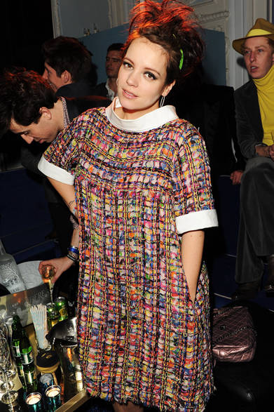 <strong>LILY ALLEN｜リリー・アレン</strong><br /><br />2013年2月20日にロンドンで開催された、英国アカデミー賞授賞式にて。歌手のリリー・アレンは、シャネル2013年春夏プレタポルテコレクションから、マルチカラーのドレスを選んだ。<br /><br />©CHANEL