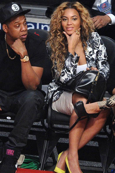 <strong>Beyoncé Giselle Knowles｜ビヨンセ・ジゼル・ノウルズ</strong><br /><br />2013年2月17日に米ヒューストンのトヨタセンターで開催されたNBAオールスターゲームで、ビヨンセがサンローランのアイコンバッグ「DUFFLE12」 を持って登場。<br /><br />サンローラン バイ エディ・スリマン<br />DUFFLE 12（ダッフル 12）<br />27万8250円<br /><br />イヴ・サンローラン<br />Tel. 0570-016655<br />YSL.COM<br />www.ysl.com<br /><br />Photo Courtesy of Saint Laurent