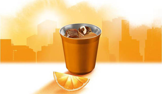 <strong>NESPRESSO｜ネスプレッソ</strong>　新カプセルコーヒー「リニツィオ・ルンゴ」を使ったレシピ<br>「オレンジ・アイスコーヒー」“リニツィオ・ルンゴ”1カプセルでコーヒー（110mL）を作る。砂糖をくわえよくかき混ぜる。コーヒー、オレンジジュースと砕いた氷3個分をシェーカーに入れシェイクする。トールレシピグラスに注ぎ、氷を2個くわえて。