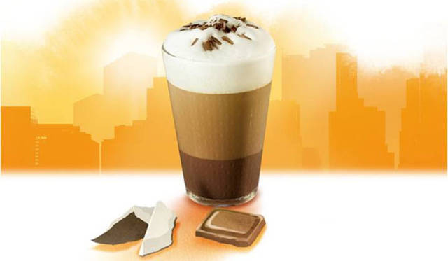 <strong>NESPRESSO｜ネスプレッソ</strong>　新カプセルコーヒー「リニツィオ・ルンゴ」を使ったレシピ<br>「ココナッツ・モカ・ラテ」チョコレートシロップをトールレシピグラスに注ぐ。“リニツィオ・ルンゴ”1カプセルでコーヒー（110mL）を作り、チョコレートシロップの上に注ぐ。エアロチーノまたはスチーマー機能付きミルク泡立て器を使ってフォームミルクを作る。フォームミルクにココナッツシロップを混ぜ、コーヒーの上に注ぐ。砕いたチョコレートを上からふりかけて。