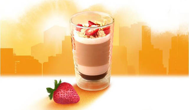 <strong>NESPRESSO｜ネスプレッソ</strong>　新カプセルコーヒー「リニツィオ・ルンゴ」を使ったレシピ<br>「シリアルコーヒー」シロップ20mLをグラスの底に注ぎ、冷たい豆乳60mLを上から注ぐ。“リニツィオ・ルンゴ”1カプセルでコーヒー（110mL）を作り、豆乳の上に注ぐ。お好みのフルーツとシリアルを上からふりかけて。