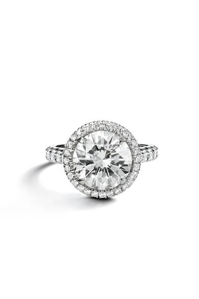 素材│プラチナ、ダイヤモンド<br />価格│パヴェあり0.4カラット　71万9250円～<br /><br />カルティエ カスタマー サービスセンター<br />0120-301-757<br /><br />Helmut Stelzenberger © Cartier 2012