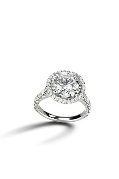 素材│プラチナ、ダイヤモンド<br />価格│パヴェあり0.4カラット　71万9250円～<br /><br />カルティエ カスタマー サービスセンター<br />0120-301-757<br /><br />Helmut Stelzenberger © Cartier 2012