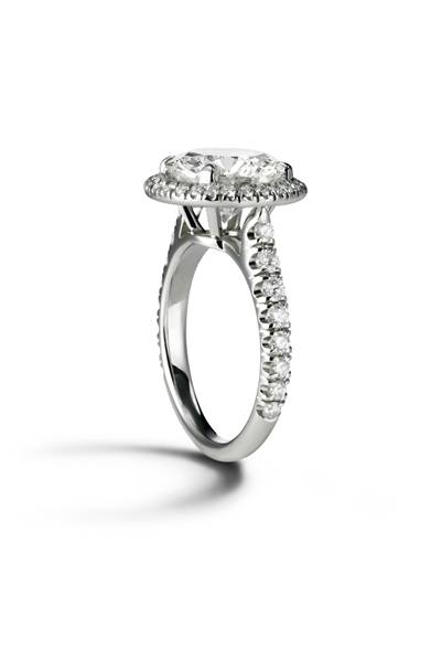 素材│プラチナ、ダイヤモンド<br />価格│パヴェあり0.4カラット　71万9250円～<br /><br />カルティエ カスタマー サービスセンター<br />0120-301-757<br /><br />Helmut Stelzenberger © Cartier 2012