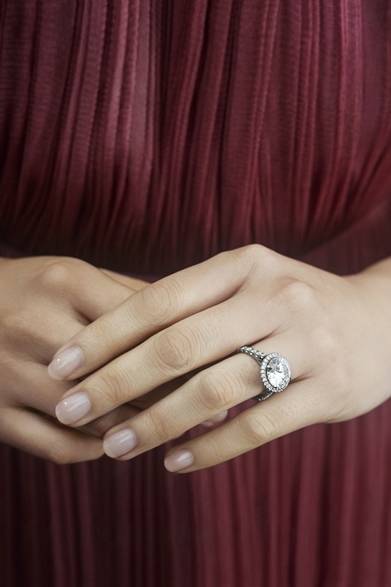 素材│プラチナ、ダイヤモンド<br />価格│パヴェあり0.4カラット　71万9250円～<br /><br />カルティエ カスタマー サービスセンター<br />0120-301-757<br /><br />Helmut Stelzenberger © Cartier 2012