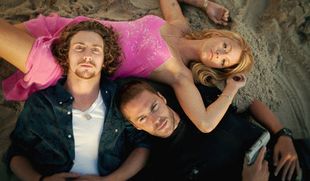 <strong>MOVIE｜『野蛮なやつら／SAVAGES』</strong>　アーロン・テイラー＝ジョンソン（左）が優しいインテリの植物学者を、テイラー・キッチュ（右）がクールで屈強な元傭兵のチョンを、そしてブレイク・ライブリー（奥）がヒロインのオフィーリア役を演じる　© Universal Pictures