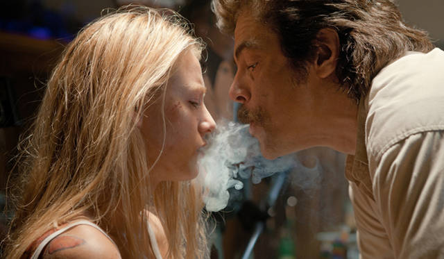 <strong>MOVIE｜『野蛮なやつら／SAVAGES』</strong>　主役の3人を、ベニチオ・デル・トロ（右）らベテランスターたちがサポートする　© Universal Pictures