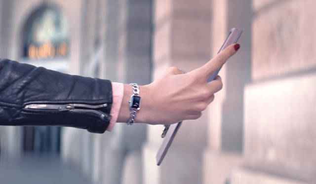 <strong>CHANEL｜シャネル</strong>　「プルミエール」[SS×ブラックラッカー（文字盤）×オニキス（リューズ）]、ケースサイズ[16×22×6.2mm]、クォーツ、30m防水、39万9000円（予価）　※2013年4月1日発売予定