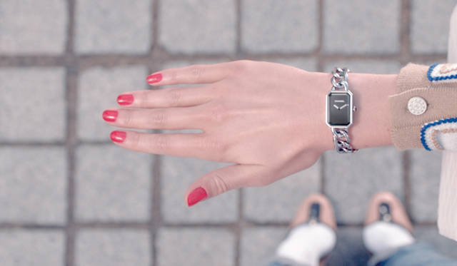 <strong>CHANEL｜シャネル</strong>　「プルミエール」[SS×ブラックラッカー（文字盤）×オニキス（リューズ）]、ケースサイズ[20×28×6.6mm]、クォーツ、30m防水、45万1500円（予価）　※2013年4月1日発売予定