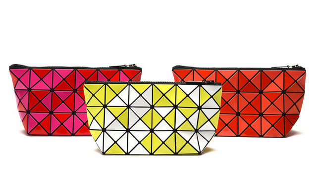 <strong>ISSEY MIYAKE｜イッセイ ミヤケ</strong>　BAO BAO ISSEY MIYAKE「BILBAO FLEUR」 ポーチ 各9450円（左からオレンジ、イエロー、ホワイト、ピンク）