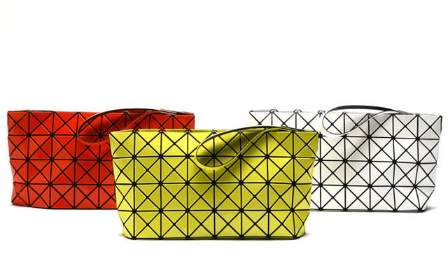 <strong>ISSEY MIYAKE｜イッセイ ミヤケ</strong>　BAO BAO ISSEY MIYAKE「BILBAO FLEUR」 クラッチ 1万9950円（左からピンクミックス、イエローミックス、レッドミックス）