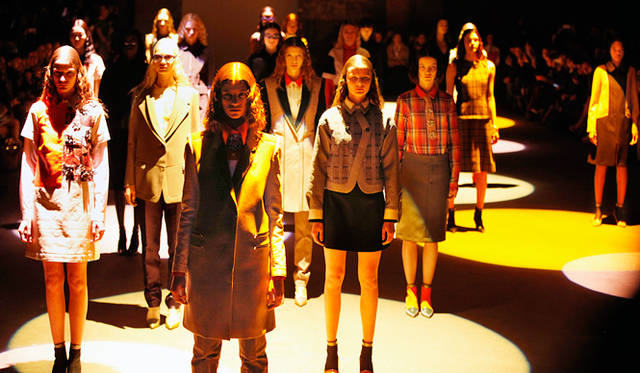 2013年2月7日、ニューヨークにておこなわれたクリーチャーズ・オブ・ザ・ウィンド 2013年秋冬コレクションより。今年創立70周年を迎える三陽商会とコラボレーションしたコート「CREATURES OF THE WIND＋SANYO」が発表された。