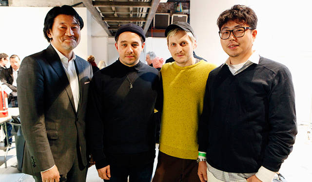 クリーチャーズ・オブ・ザ・ウィンドのランウェイショーが終わったあとに集合した4人。左から三陽商会の事業本部事業戦略室マーケティングチームの白石豊氏、クリーチャーズ・オブ・ザ・ウィンドのデザイナーであるシェーン・ガビエ、クリス・ピーターズ、そしてニューヨーク「大丸製作所2」を率いる大丸隆平氏。