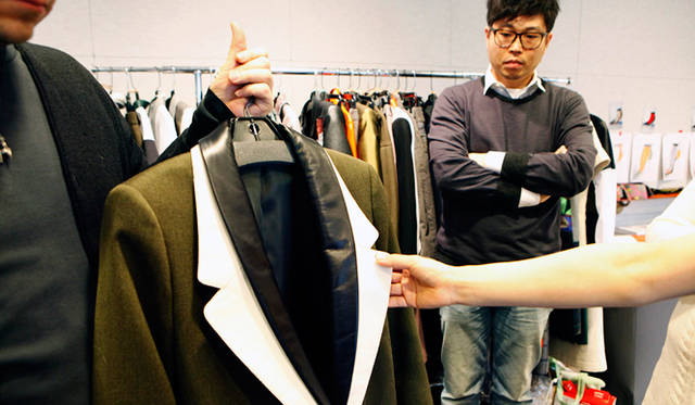 ショーの前日、フィッティングにも参加する大丸氏。