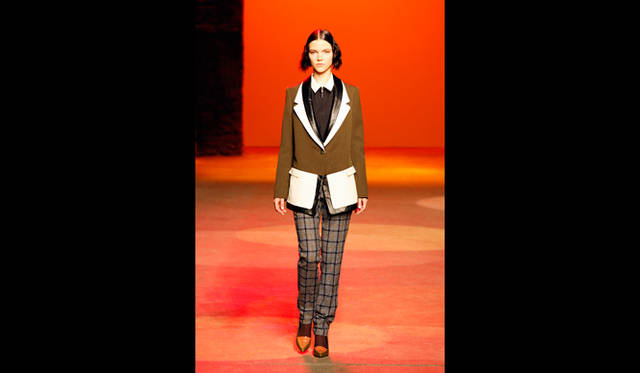 クリーチャーズ・オブ・ザ・ウィンドと三陽商会がコラボしたカプセルコレクションより、メンズのジャケットのディテールにこだわった「ダブル・ラペル・テーラー・ジャケット」。レザーとビニールを重ねたデザイン。