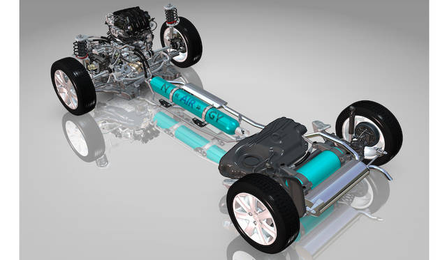 青色の部分は圧縮空気タンク。後軸上にあるタンクは低圧のもの。その直前に置かれるのが、ガソリン用の燃料タンクだ