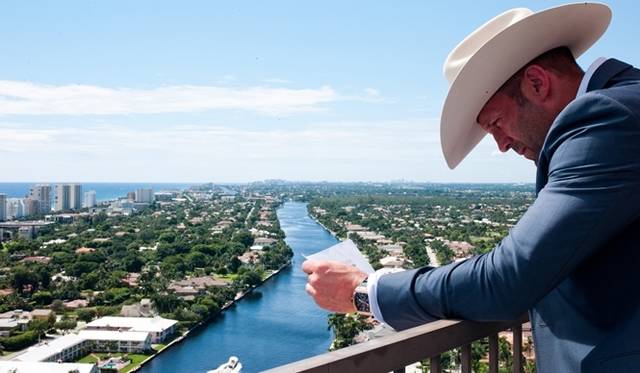 <strong>RICHARD MILLE｜リシャール・ミル</strong>　ジェイソン・ステイサム演じる主人公が、リシャール・ミルの「RM011フライバッククロノグラフ レッドゴールド」を装着