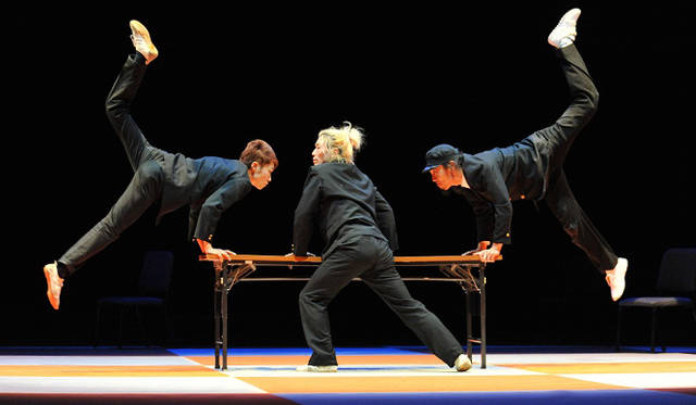 <strong>THEATER｜ダンスカンパニー「コンドルズ」による新作舞台『アポロ』</strong>　Photo: HARU （コンドルズ埼玉公演2012新作『十二年の怒れる男』より）