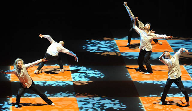 <strong>THEATER｜ダンスカンパニー「コンドルズ」による新作舞台『アポロ』</strong>　Photo: HARU （コンドルズ埼玉公演2012新作『十二年の怒れる男』より）